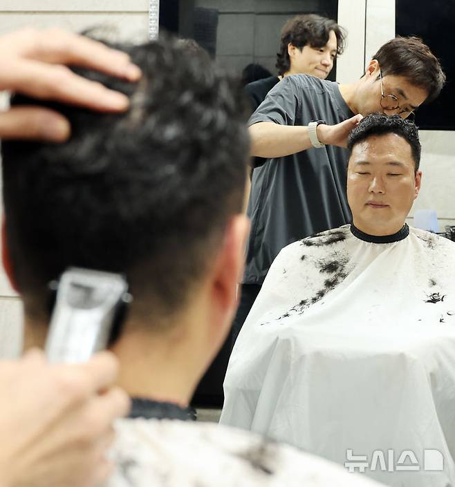 [서울=뉴시스] 최진석 기자 = 신병교육대 입소를 앞둔 천하람 개혁신당 원내대표가 12일 여의도 국회 미용실에서 머리를 자르고 있다.국회 국방위원회 소속인 천 원내대표는 이날 2박3일 일정으로 충남 논산 육군 27신병교육연대에 입소해 현역 국회의원 처음으로 훈련병 신분으로 신병교육을 받는다. 2026.08.12. myjs@newsis.com