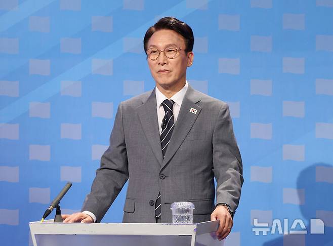 [서울=뉴시스] 국회사진기자단 = 김민석 더불어민주당 당대표 후보가 지난 12일 서울 양천구 목동 SBS에서 열린 당대표 후보자 토론회를 준비하고 있다. 2026.08.12. photo@newsis.com