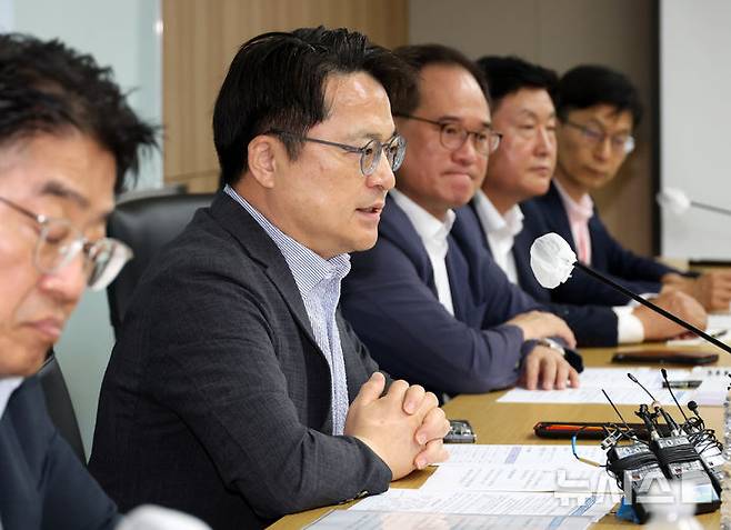 [세종=뉴시스] 배훈식 기자 = 문신학 산업통상부 차관이 13일 오전 세종시 정부세종청사에서 열린 원유 수급 긴금 점검 회의에서 발언하고 있다. 2026.07.13. dahora83@newsis.com