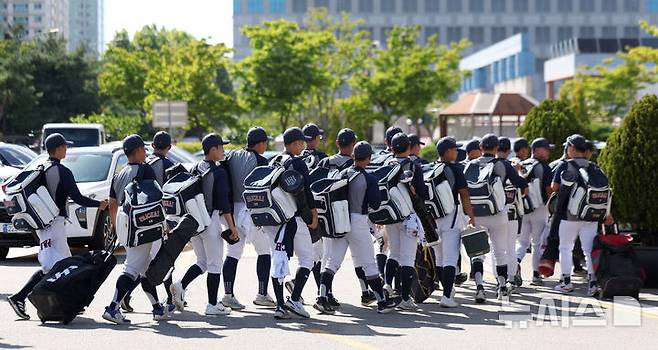 [서울=뉴시스] 김선웅 기자 = 배재고등학교 야구부 선수들이 12일 서울 양천구 목동종합운동장 야구장에서 열린 제54회 봉황대기 전국고교야구대회 1회전 인천고와의 경기를 치르기 위해 경기장으로 입장하고 있다. 2026.08.12. mangusta@newsis.com