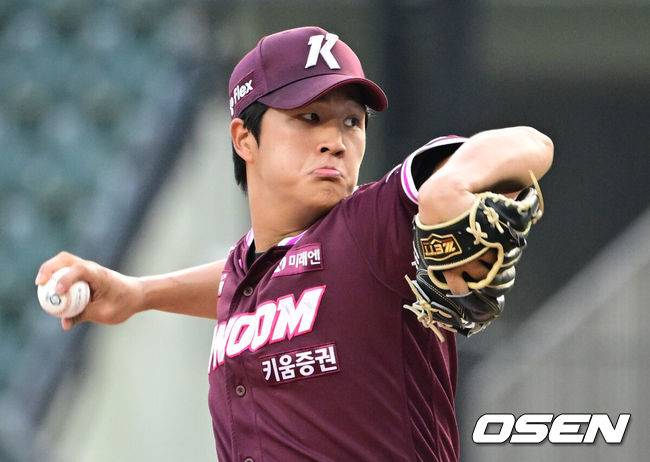 [OSEN=잠실, 조은정 기자]28일 서울 잠실야구장에서 2026 신한 SOL KBO리그 LG 트윈스와 키움 히어로즈의 경기가 열렸다.이날 LG는 톨허스트, 키움은 전준표를 선발로 내세웠다.1회말 키움 전준표가 역투하고 있다. 2026.07.28 /cej@osen.co.kr