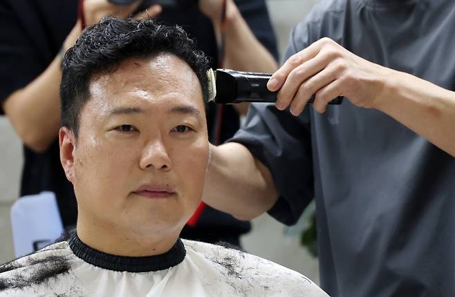 논산훈련소 입소 앞두고 두발 정리하는 천하람 원내대표 - 신병 훈련을 받기 위해 2박 3일 일정으로 육군 논산훈련소에 입소하는 개혁신당 천하람 원내대표가 12일 국회 미용실에서 두발을 정리하고 있다. 2026.8.12 연합뉴스