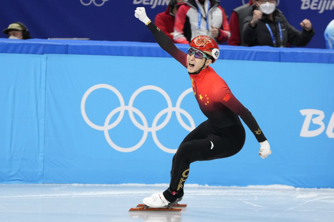 중국 우다징이 2022 베이징동계올림픽 쇼트트랙 2000m 혼성 계주에서 금메달을 따낸 뒤 기뻐하고 있다. AP연합뉴스