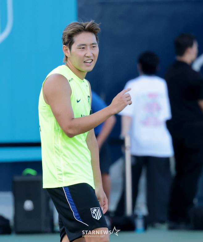 ATM 에 합류한 이강인이  2026쿠팡플레이 시리즈 맨체스터시티- 아틀레티코 마드리드 경기를 앞두고 8일 목동축구장에서 열린 훈련에서 론도게임을 하며 몸을 풀고  있다.  2026.08.08. /사진=강영조 cameratalks@