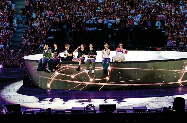 BTS(방탄소년단)가&nbsp;7월 17일(현지 시간) ‘BTS 월드투어 아리랑 인 파리’에서 팬들에게&nbsp;감사 인사를 전하고 있다. 빅히트뮤직 제공