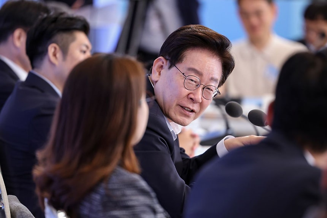 이재명 대통령이 12일 청와대에서 열린 미래성장동력 7대 SEED 보고회에서 발언하고 있다. 연합뉴스