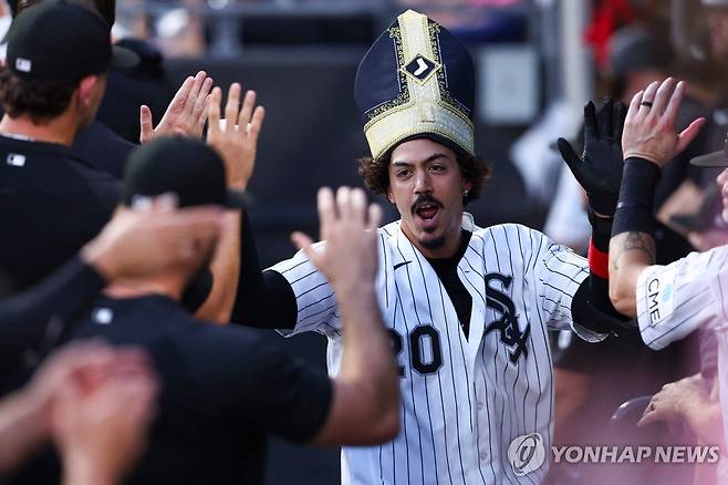 교황 모자 쓰고 하이파이브하는 바르가스 [AFP=연합뉴스]