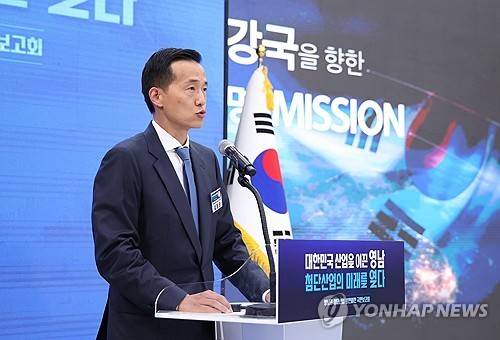 화, 영남권 투자계획 발표  김동관 한화그룹 수석부회장이 지난 7월 3일 경남 진주시에서 이재명 대통령 주재로 열린 영남권 첨단산업 발전비전 국민보고회에서 투자계획을 발표하고 있다. [연합뉴스 자료사진]