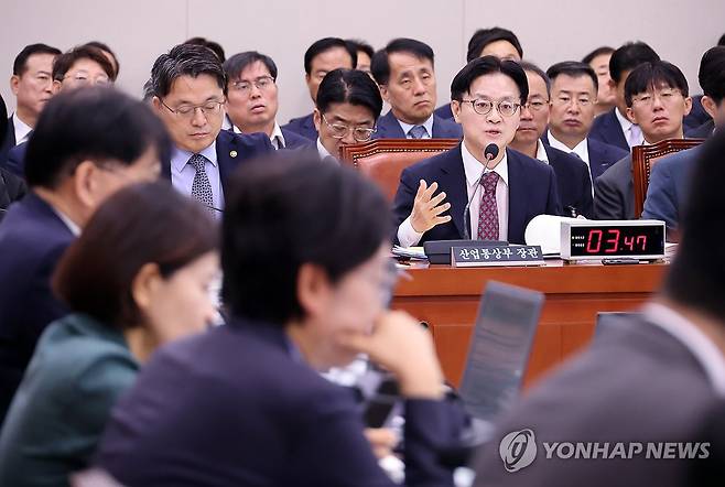 산자위 답변하는 김정관 산업통상부 장관 (서울=연합뉴스) 배재만 기자 = 김정관 산업통상부 장관이 12일 국회에서 열린 산업통상자원중소벤처기업위원회 1차 전체회의에서 위원들의 질문에 답하고 있다. 2026.8.12 scoop@yna.co.kr