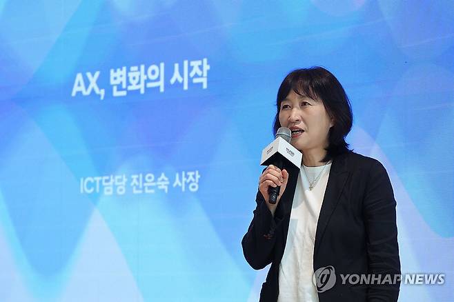 현대차그룹 AX 성과 발표회 (서울=연합뉴스) 임화영 기자 = 진은숙 현대차·기아 ICT담당 사장이 12일 서울 서초구 현대자동차 본사에서 열린 '현대차그룹 AX(AI 전환) 성과 발표회'에서 2019년부터 디지털 전환(DX)과 이를 기반으로 한 AX의 여정 및 비전에 대해 발표하고 있다. 2026.8.12 hwayoung7@yna.co.kr