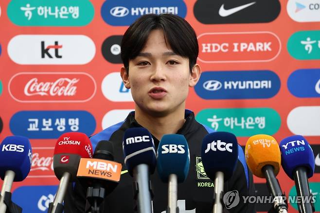 인터뷰하는 양민혁 (천안=연합뉴스) 윤동진 기자 = 축구대표팀 양민혁이 11일 충남 천안 대한민국축구종합센터에서 진행된 오픈트레이닝에 앞서 인터뷰하고 있다. 2025.11.11 mon@yna.co.kr