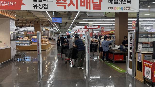 재개장 첫날인 13일 대전 홈플러스 유성점이 몰려든 손님들로 북새통을 이루고 있다. 사진= 최광현기자.