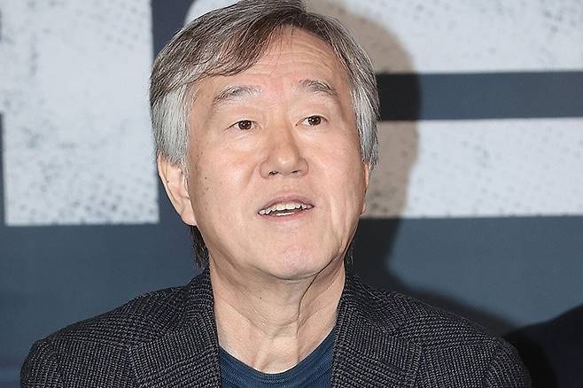 질문 듣는 안판석 감독. 연합뉴스