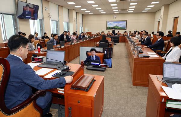 국회 기후위기특별위원회가 13일 오전 10시 국회 본관 622호 회의실에서 제438회 국회(임시회) 제3차 전체회의를 열고 탄소중립기본법 개정안을 가결하고 있다. /연합뉴스