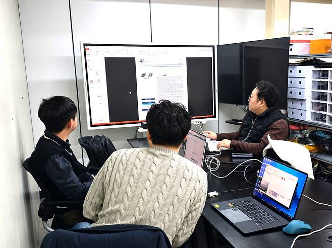 KTL 관계자가 국제표준인 ‵IEC 60730-1 Annex H′를 기반으로 시험평가를 수행하고 있다.(사진제공=KTL)