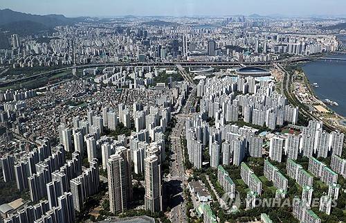 서울 송파 강남 서초 일대 아파트 단지 모습(서울=연합뉴스) 한종찬 기자 = 정부의 주택 공급대책 발표를 앞둔 12일 서울 송파구 롯데월드타워 서울스카이에서 바라본 서울 도심 주택 단지 모습. 2026.8.12 saba@yna.co.kr