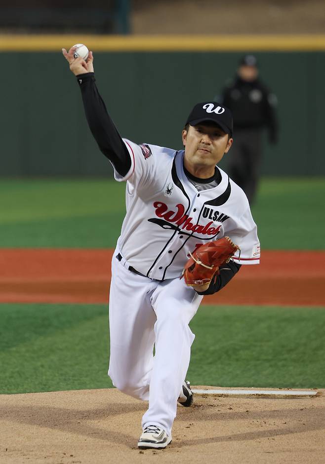 울산 오카다가 20일 울산 문수야구장에서 열린 2026 KBO 퓨처스리그 롯데전에 선발 등판해 힘차게 공을 뿌리고 있다. 사진 | 울산=연합뉴스
