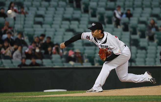 울산 오카다가 20일 울산 문수야구장에서 열린 2026 KBO 퓨처스리그 롯데전에 선발 등판해 힘차게 공을 뿌리고 있다. 사진 | 울산=연합뉴스