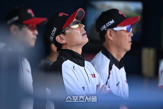 LG 염경엽 감독이 9일 서울 잠실구장에서 열린 2026 KBO리그 SSG전을 지켜보며 아쉬워하고 있다. 잠실 | 최승섭기자 thunder@sportsseoul.com