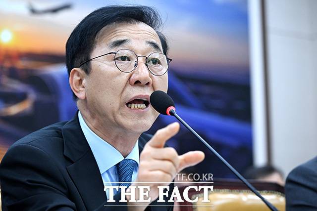 김윤덕 국토교통부 장관이 13일 주택 공급을 앞당기기 위해 후보지 발표부터 착공까지 걸리는 기간을 68개월에서 37개월로 줄이고 수도권에 23만가구 이상의 주택을 추가 공급하겠다고 밝혔다. /국회=남용희 기자