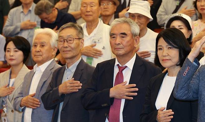 이진숙 국민의힘 의원과 이영훈 새역사국민운동 대표 등이 13일 오후 서울 여의도 국회도서관 대강당에서 열린 ‘5·18 민주화운동의 재조명 국회공개포럼’에 참석해 국기에 대한 경례를 하고 있다. 이 의원은 “광주 5·18 민주화운동을 자유민주주의 관점에서 재조명하고 기존과 다른 역사적 해석을 검토”하자며 이 행사를 열었다. 김정효 기자 hyopd@hani.co.kr