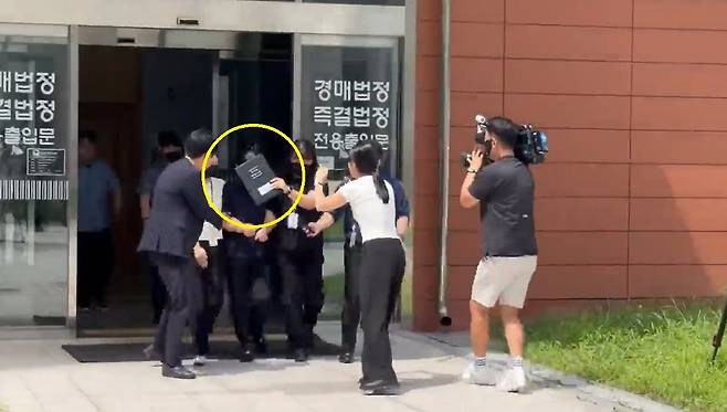 11일 대전지법 천안지원에서 열린 아동 학대 사망사건 피의자인 외할머니가 구속 전 피의자 심문(영장실질심사)를 받고 법정을 나오고 있다. 법원은 도주 우려 등을 이유로 구속영장을 발부했다. 신진호 기자