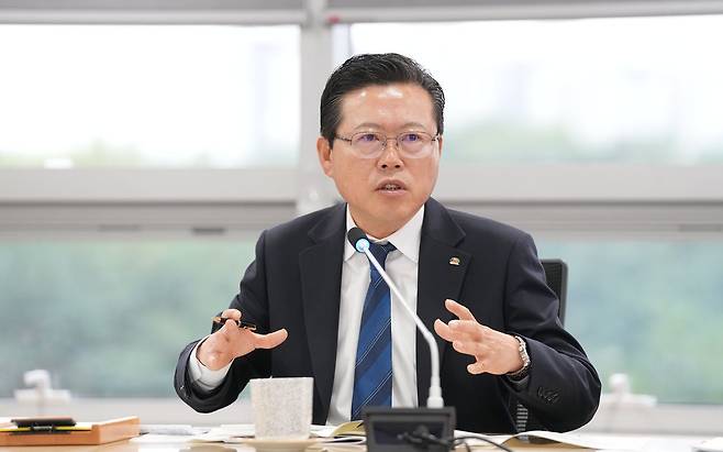 장기수 천안시장이 10일 열린 간부회의에서 11세 아동 사망사건과 관련해 책임 있는 대응과 재발 방지대책 마련을 주문하고 있다. [사진 천안시]