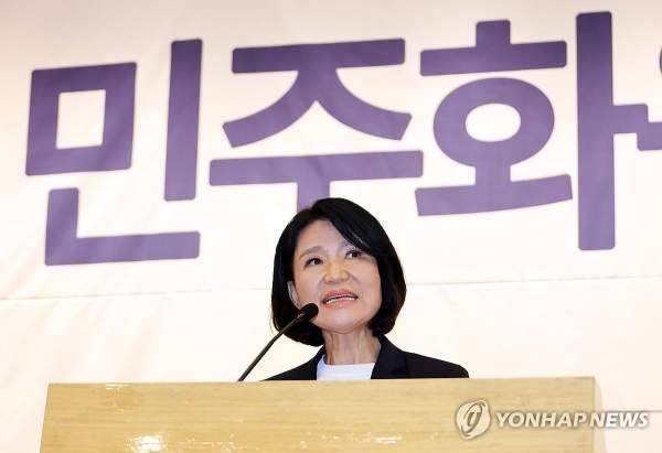 이진숙 국민의힘 의원이 13일 국회도서관 대강당에서 주최한 ‘5.18 민주화운동의 재조명 국회공개포럼’에서 인사말을 하고 있다. [연합뉴스]