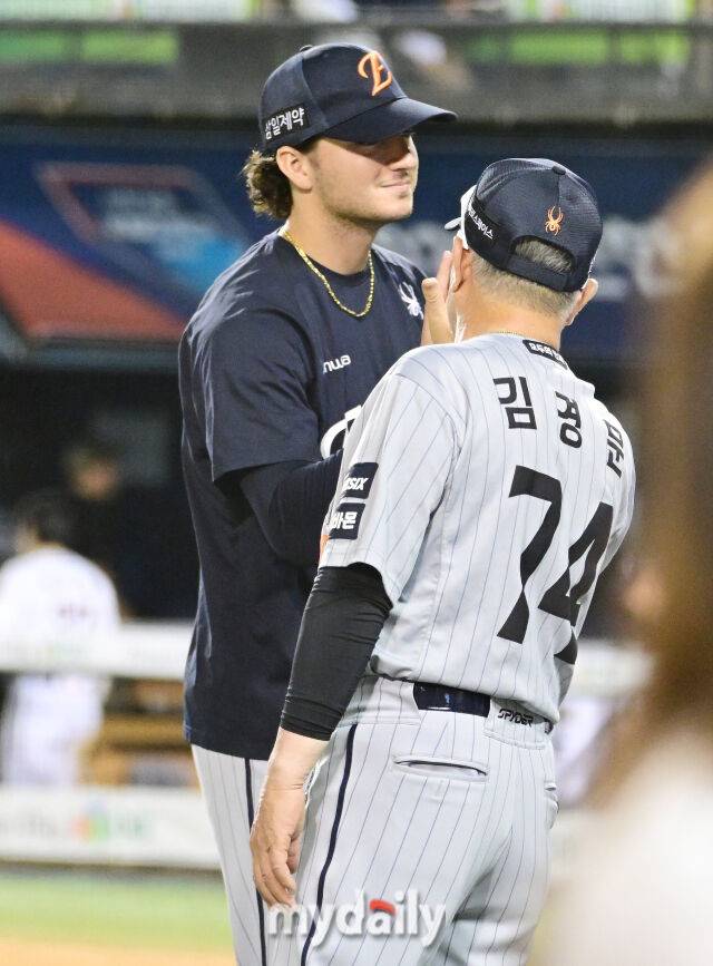 12일 오후 서울 잠실야구장에서 진행된 '2026 신한 SOL KBO 리그' 한화 이글스-두산 베어스의 경기. 한화가 연장 10회초 허인서의 적시타로 4-3으로 승리한 뒤 선발 화이트와 김경문 감독이 하이파이브를 하고 있다./잠실 = 곽경훈 기자