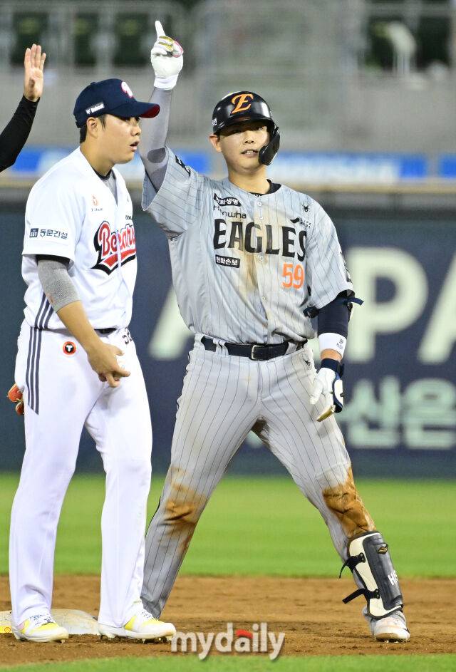 12일 오후 서울 잠실야구장에서 진행된 '2026 신한 SOL KBO 리그' 한화 이글스-두산 베어스의 경기. 한화 허인서가 연장 10회초 1사 3루에서 1타점 적시타를 때린 뒤 환호하고 있다./잠실 = 곽경훈 기자