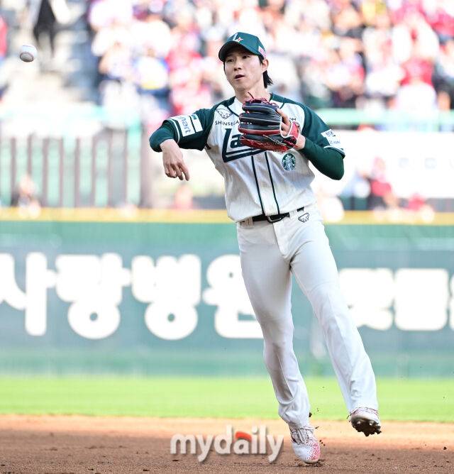 2026년 5월 1일 오후 인천 SSG랜더스필드에서 열린 '2026 신한 SOL KBO리그' 롯데 자이언츠와 SSG 랜더의 경기. SSG 유격수 박성한이 5회초 롯데 이호준의 타구를 처리하고 있다./유진형 기자