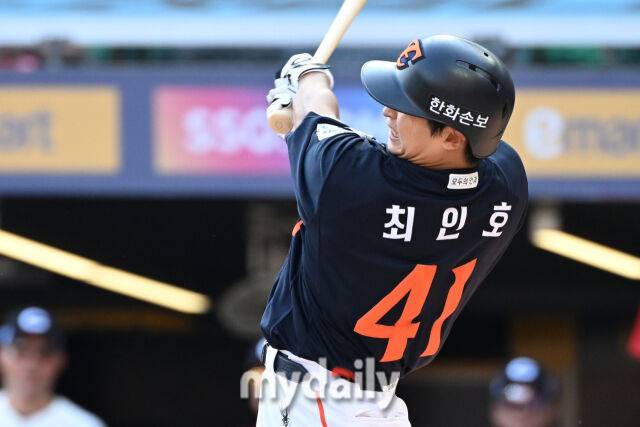 28일 인천 SSG랜더스필드에서 열린 '2026 신한 SOL KBO리그' 한화 이글스와 SSG 랜더스 경기. 한화 최인호가 3회초 1사 1루에 선제 투런포를 치고 있다./한혁승 기자