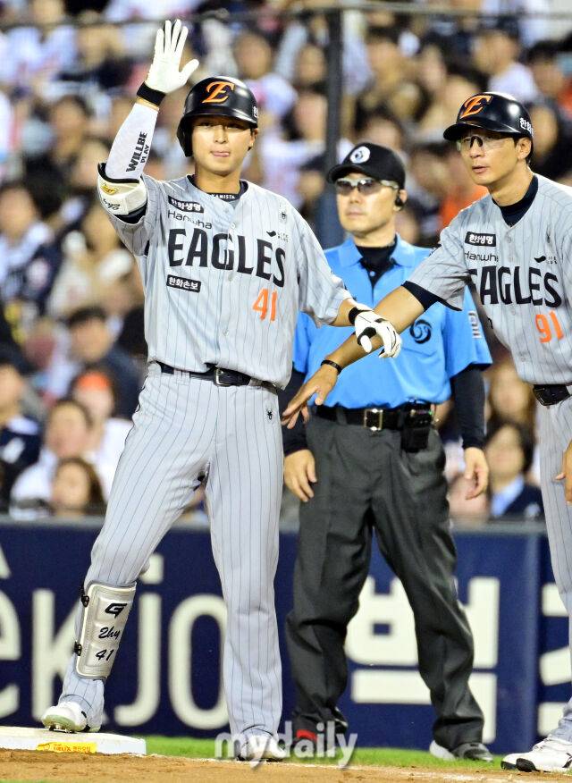 12일 오후 서울 잠실야구장에서 진행된 '2026 신한 SOL KBO 리그' 한화 이글스-두산 베어스의 경기. 한화 최인호가 6회초 1사 1,3루에서 적시타를 때린 뒤 기뻐하고 있다./곽경훈 기자