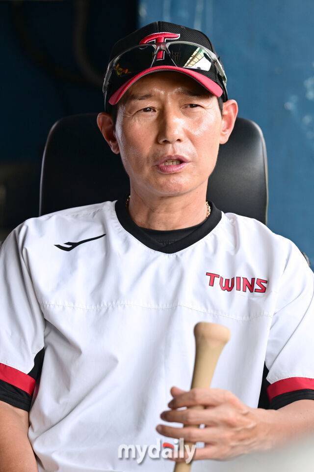 28일 서울 잠실야구장에서 열린 '2026 신한 SOL KBO리그' 키움 히어로즈와 LG 트윈스 경기. LG 염경엽 감독이 경기 전 인터뷰를 하며 미소 짓고 있다./마이데일리
