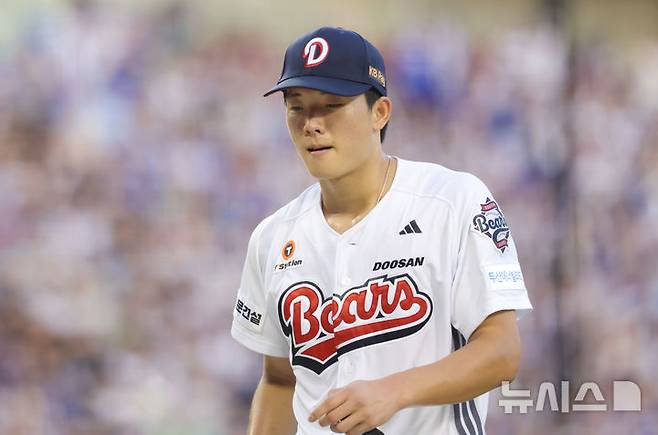 [서울=뉴시스] 홍효식 기자 = 24일 서울 송파구 잠실야구장에서 열린 2026 KBO 리그 삼성 라이온즈와 두산 베어스의 경기, 3회초 두산 선발투수 최민석이 마운드를 내려오고 있다. 2026.07.24. yesphoto@newsis.com