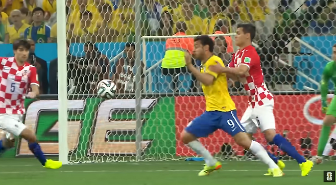 2014년 브라질월드컵 브라질-크로아티아전 후반 24분 논란이 된 장면. FIFA 영상 캡처