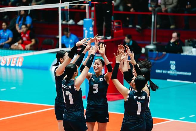 13일 U-17 세계선수권대회 16강전에서 필리핀을 꺾고 기뻐하는 한국 대표팀. FIVB 홈페이지