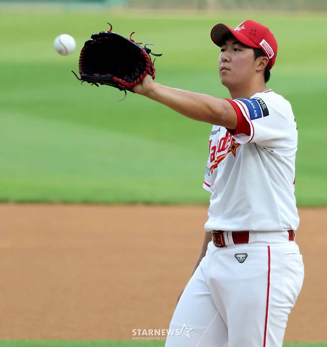 랜더스 우완투수 김민준이 4일 인천SSG랜더스필드에서 열린 2026KBO리그 SSG랜더스와 LG트윈스 경기에서 선발로 나서 역투하고 있다. 2026.08.04. /사진=강영조 선임기자