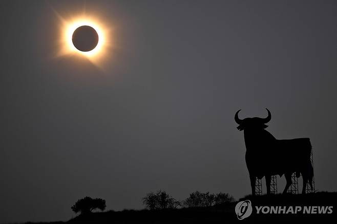 12일 스페인 산아센시오에서 보이는 개기 일식 [AFP=연합뉴스. 재판매 및 DB 금지]