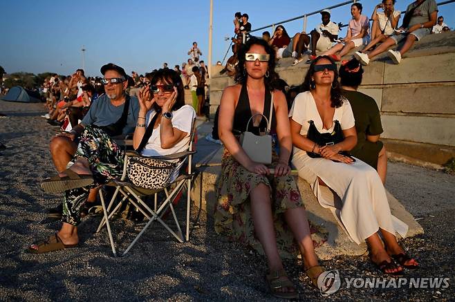 마르세유 해변에서 일식 지켜보는 사람들 [AFP=연합뉴스. 재판매 및 DB 금지]