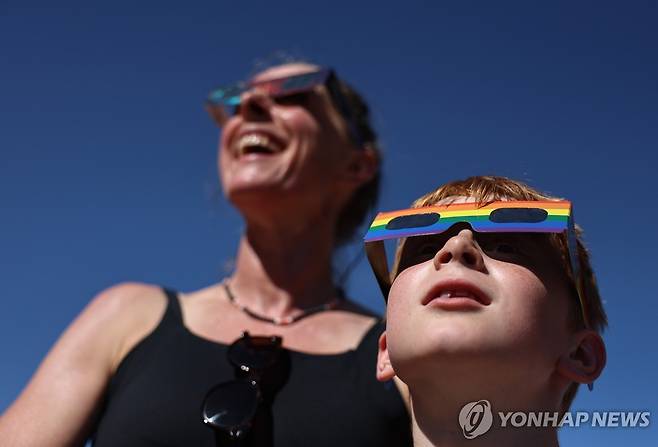 런던 그리니치에서 일식 관측 나선 사람들 [EPA=연합뉴스. 재판매 및 DB 금지]