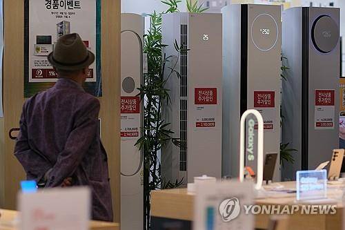 서울 시내 한 대형마트에 전시된 에어컨 [연합뉴스 자료사진]