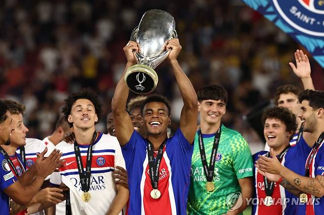 UEFA 슈퍼컵 트로피를 들어 올린 PSG의 데지레 두에(가운데) [AFP=연합뉴스. 재판매 및 DB 금지]