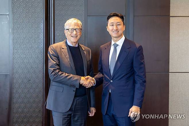 HD현대 정기선 수석부회장, 빌 게이츠 이사장과 회동 (서울=연합뉴스) HD현대는 22일 정기선 수석부회장이 빌 게이츠 게이츠재단 이사장과 회동을 갖고 SMR 사업 협력방안에 대해 논의했다고 밝혔다. 정기선 HD현대 수석부회장과 빌 게이츠 이사장이 기념 촬영하고 있다. 2025.8.22 [HD현대 제공. 재판매 및 DB 금지] photo@yna.co.kr