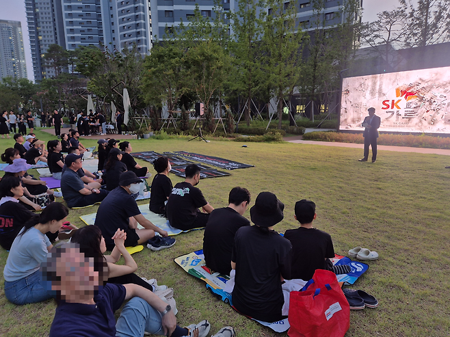 14일 오후 7시 인천 연수구 송도동 럭스오션SK뷰 단지 내 광장에서 외벽 테라스 붕괴 사고를 규탄하는 촛불집회가 열렸다. /박해윤 기자 yun@incheonilbo.com