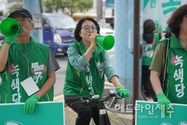 지난 지방선거 공식선거운동 기간 중 선거 캠페인을 진행하고 있는 녹색당 김순애 후보.