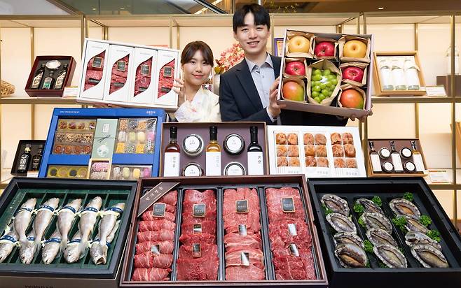 현대백화점은 오늘부터 다음달 3일까지 21일간 '2026년 추석 선물세트 예약 판매'를 진행한다. [사진=현대백화점]