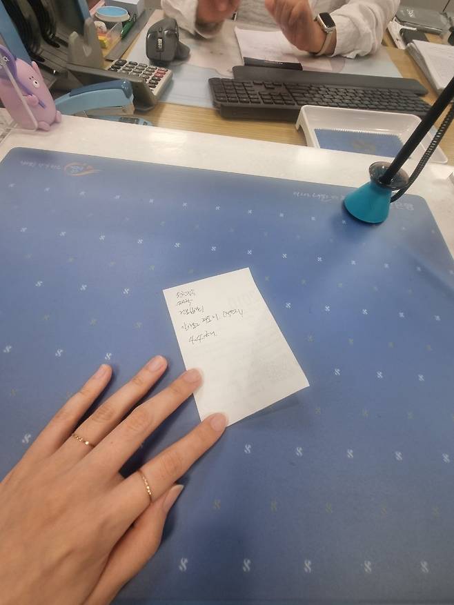 서울 한 시중은행 대출 창구에서 전세자금 대출 문의를 받고 있는 고객. (사진=이지유 기자)