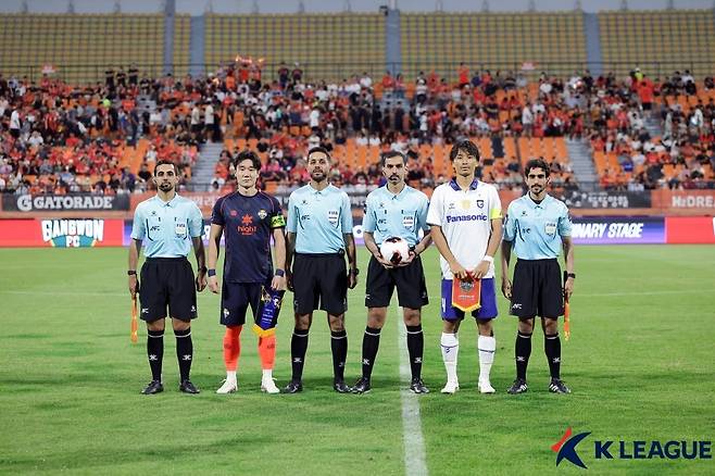 강원과 감바오사카전을 앞둔 양 팀 주장과 심판진(한국프로축구연맹 제공)