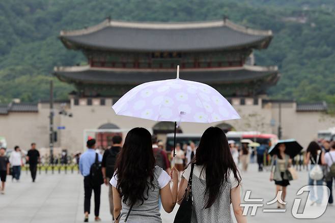 서울에 국지적으로 비가 내리기 시작한 14일 오후 서울 광화문광장에서 우산을 시민들이 발걸음을 옮기고 있다. 기상청은 광복절 연휴 기간동안 남부지방과 제주 부터 전국적으로 많은 비가 내리겠다고 밝혔다. ⓒ 뉴스1 박세연 기자
